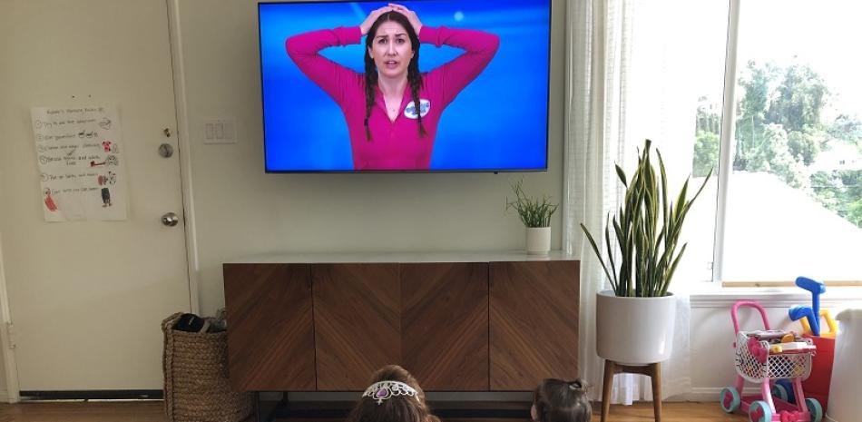 Las hijas de Saba Lurie ven un video de yoga para niños en YouTube mientras ella trabaja desde su casa en Los Ángeles. (vía Saba Lurie vía The New York Times)