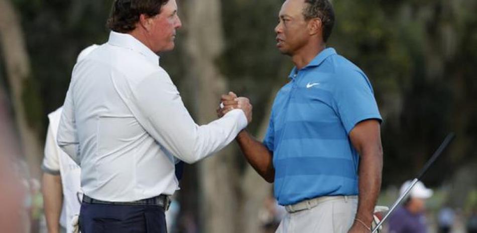 Tiger Woods y Phil Mickelson, dos de los mejores golfistas de la historia.