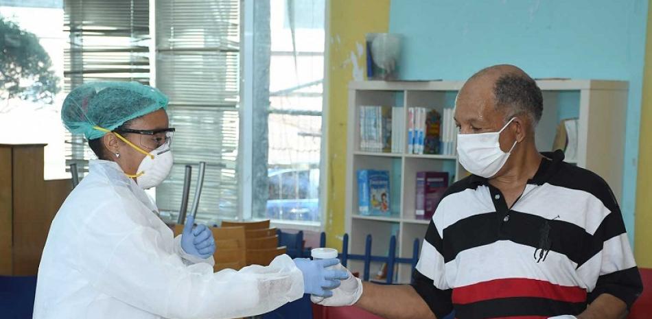 Residente del sector de Villa Juana se realizó prueba diagnóstica del coronavirus.