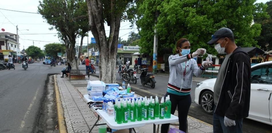 Karle ofrece en venta alcohol, mascarillas y guantes para prevenir el virus en Villa Tapia, Hermanas Mirabal.
