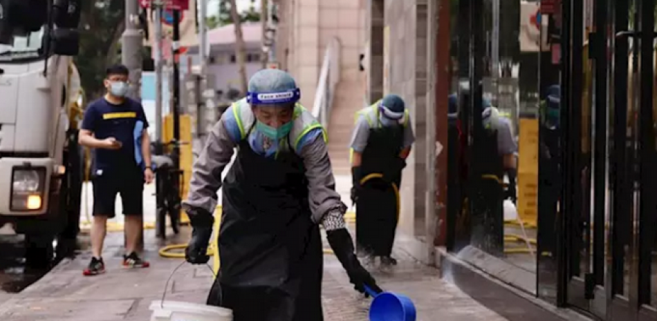 Trabajadores limpian una calle de China. - Liau Chung-Ren/ZUMA Wire/dpa
