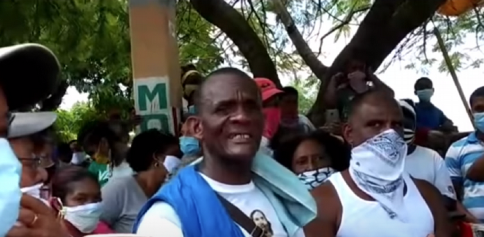 El Peregrino de Villa Altagracia ofreciendo un mensaje a un grupo de personas en Puerto Plata. / Captura video.