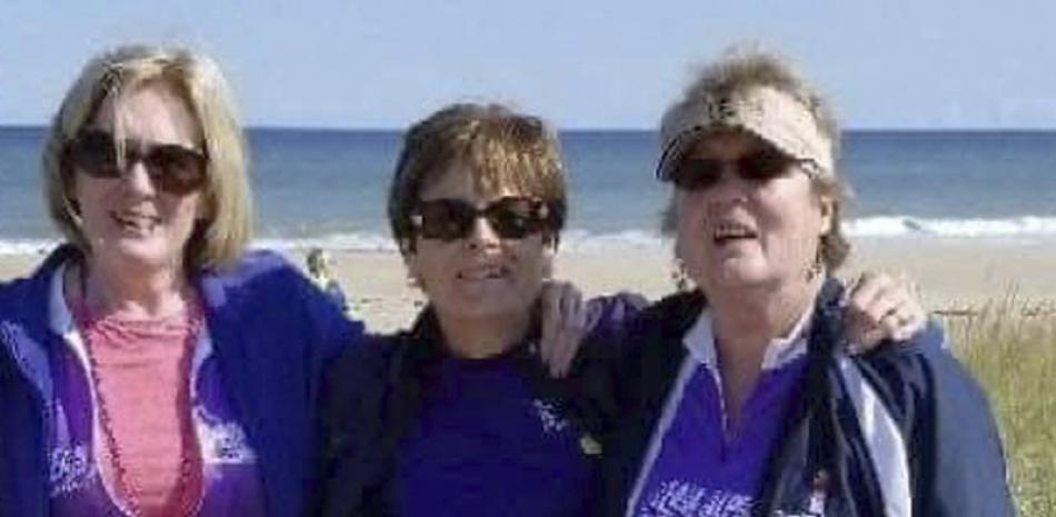 Joanne Mellady (der) posa con sus hermanas Jean Sinofsky (izq) y Joyce Smith en Cape Cod, Massachusetts, en septiembre del 2018. Mellady falleció a raíz del coronavirus tras sobrevivir a un doble trasplante de pulmones en el 2007. (Ed Sinofsky vía AP)