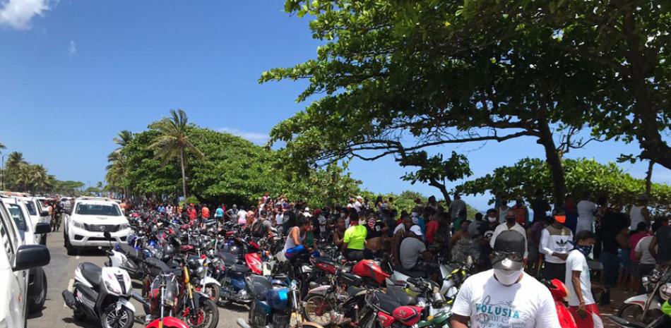 Decenas de motoristas frente al malecón de Puerto Plata tras participar en la marcha del domingo.
