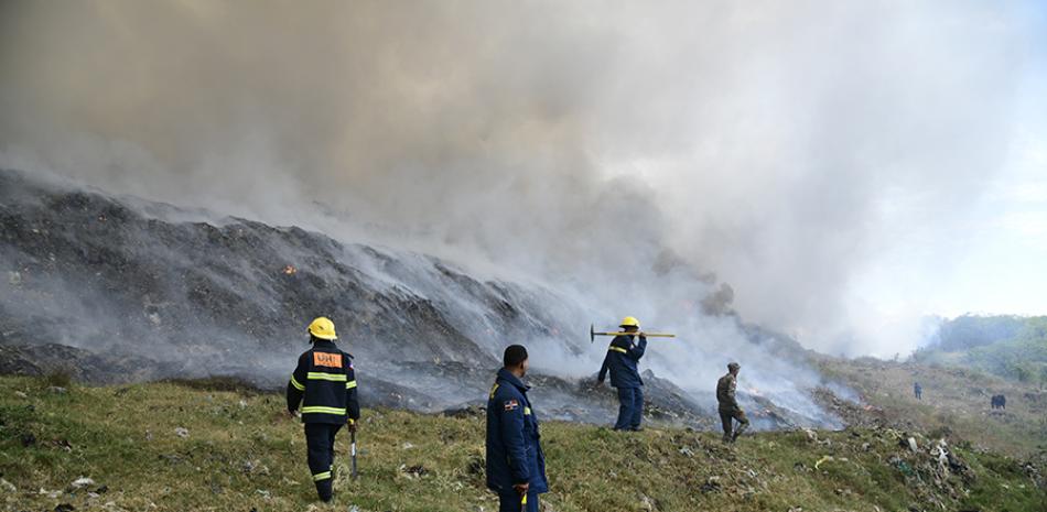 Brigadas combinadas de bomberos, de Obras Públicas y de la Fuerza Aérea se integraron a las tareas de sofocar el incendio en el vertedero de Duquesa. VÍCTOR RAMÍREZ/LISTÍN DIARIO