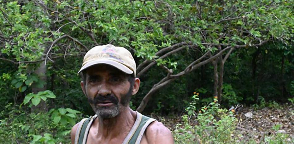 Manuel Ramírez Amador (Manuelcito) vive entre el verdor y la paz de las montañas, en Barahona, alejado del bullicio y los conflctos urbanos. BENNY RODRIGUEZ