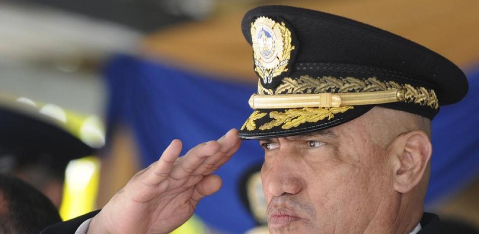 En esta fotografía del 21 de diciembre de 2012, el jefe de la policía de Honduras, el general Juan Carlos Bonilla Valladeres, también conocido como "El Tigre", saluda durante un evento en Tegucigalpa. (AP Foto/Archivo)