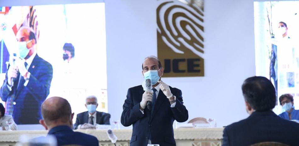 El presidente de la JCE da algunas recomendaciones a los presentes en la reunión. Foto Raúl Asencio.
