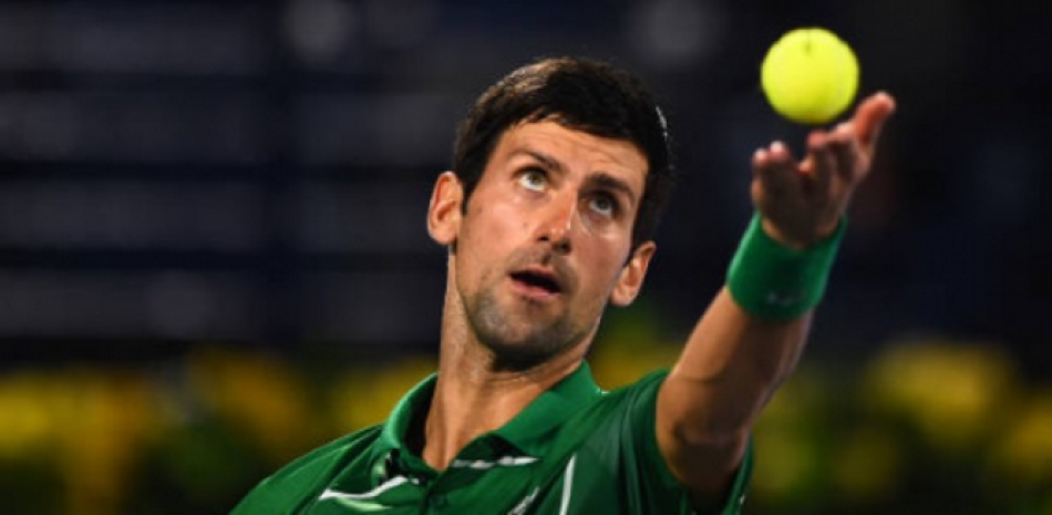 Novak Djokovic durante el partido contra el griego Stefanos Tsitsipas en la final del torneo de Dubai Duty Free en Dubai, Emiratos Árabes Unidos.