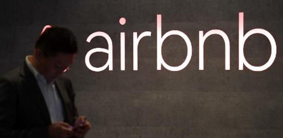 Despidos masivos en la plataforma Airbnb. / AFP
