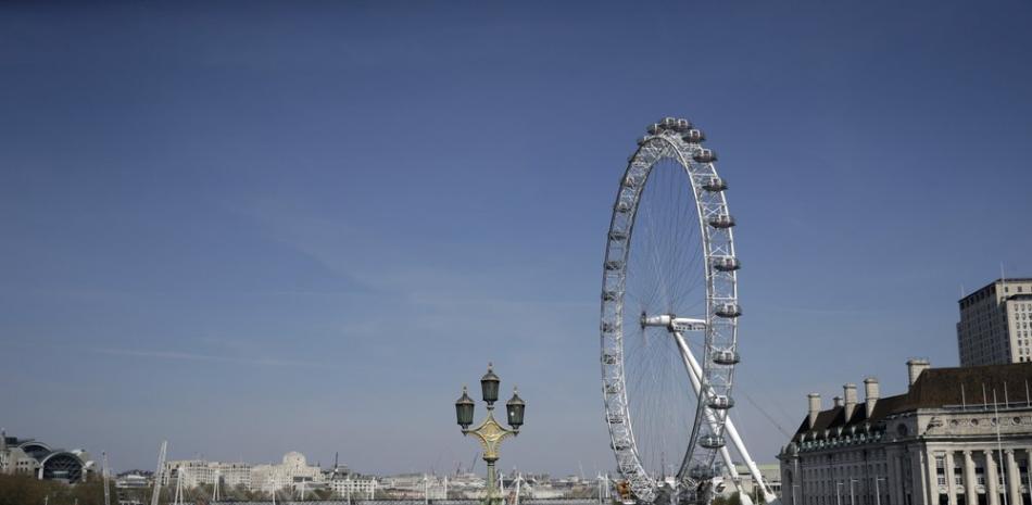 Una familia cruza el Puente de Westminster en Londres en bicicleta el 10 de abril del 2020. La pandemia de coronavirus está dando nuevo impulso a las bicicletas como alternativa al trasporte público. (AP Photo/Matt Dunham, File)