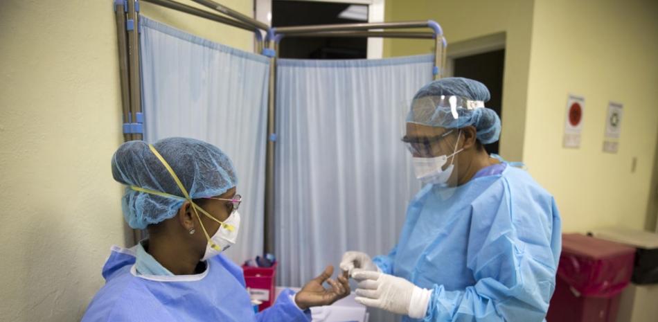 Toma de pruebas rápidas en el hospital Morillo King, en La Vega, al norte de la capital dominicana. Erika Santelices. Agencia AFP.