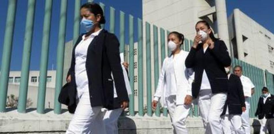 Enfermeras y médicos camianndo en México a las afueras de un hospital. / EFE