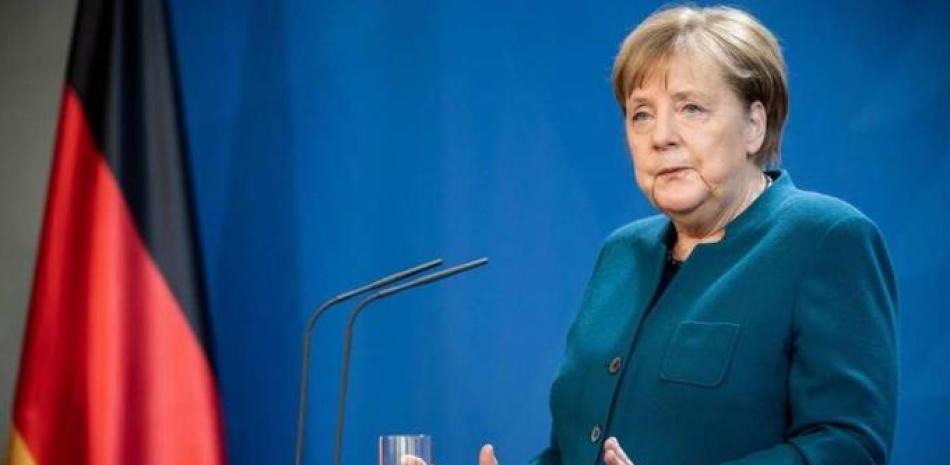 Angela Merkel encabeza el gobierno alemán que autorizó el regreso de la Bundesliga.