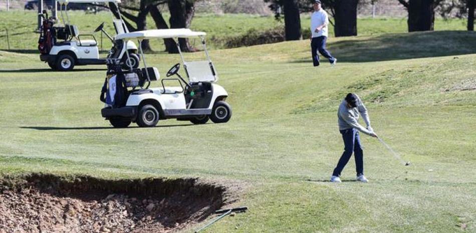 Cada golfista debe salir en un carrito y observar siempre aparcarlos a una distancia prudente de su compañero de juego.