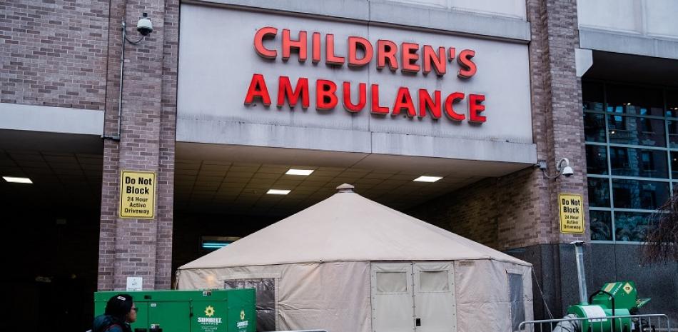 Una tienda de campaña afuera del estacionamiento de ambulancias infantiles en el NewYork-Presbyterian Morgan Stanley Children's Hospital, en Nueva York, el 19 de marzo de 2020. (Gabriela Bhaskar/The New York Times)