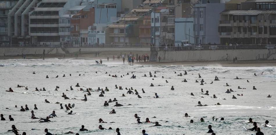 Decenas de surfistas el pasado sábado en la playa de Las Canteras, en Las Palmas de Gran Canaria. EFE/Ángel Medina G./Archivo.