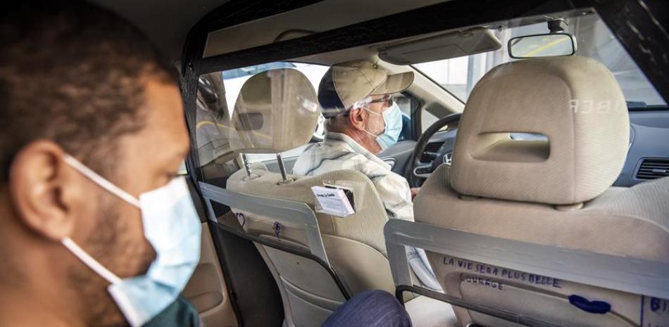 Los chóferes de Uber toman medidas de precaución ante el COVID-19. / EFE