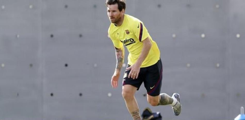 Lionel Messi pateando un balón de nuevo.