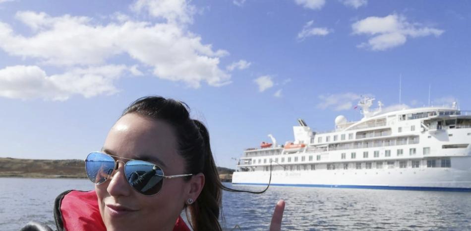 En esta foto provista por Carolina Vásquez, la chilena de 36 años toma un paseo en las Islas Malvinas, mientras trabaja como miembro de la tripulación del Greg Mortimer, barco operado por la firma australiana Aurora Expeditions, cuyo dueño es una compañía de Miami. (Carolina Vásquez vía AP)
