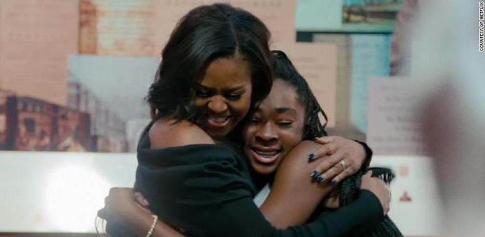 Michelle Obama abraza a una seguidora en el documental "Becoming".