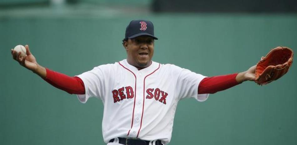 En esta foto de archivo del 27 de mayo de 2018, el dominicano Pedro Martínez, exlanzador de los Medias Rojas de Boston, calienta antes de un juego de exhibición (AP Foto/Michael Dwyer, archivo)