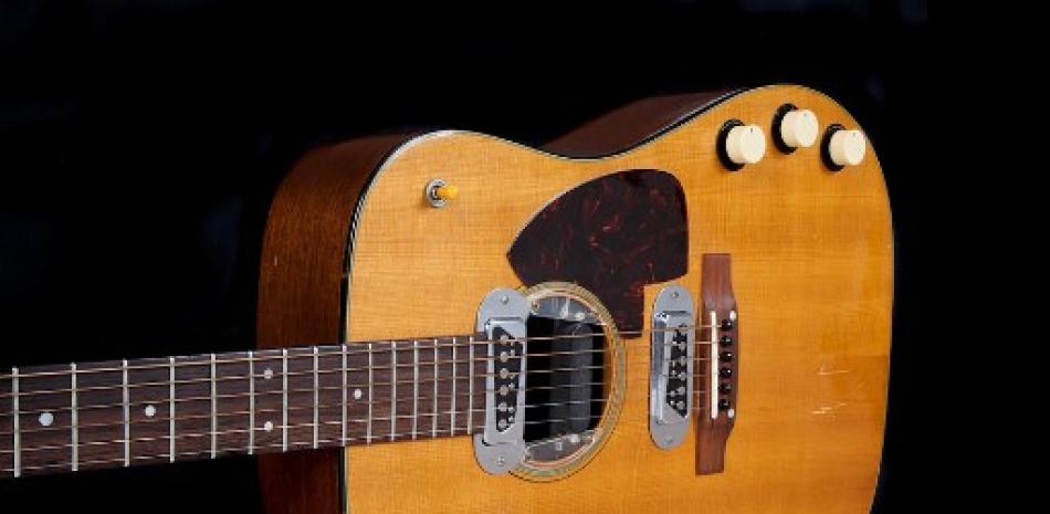 Esta foto del folleto, cortesía de Julien's Auctions, muestra la guitarra que tocó Kurt Cobain durante la actuación de Nirvana MTV Unplugged en Nueva York. Foto: AFP.