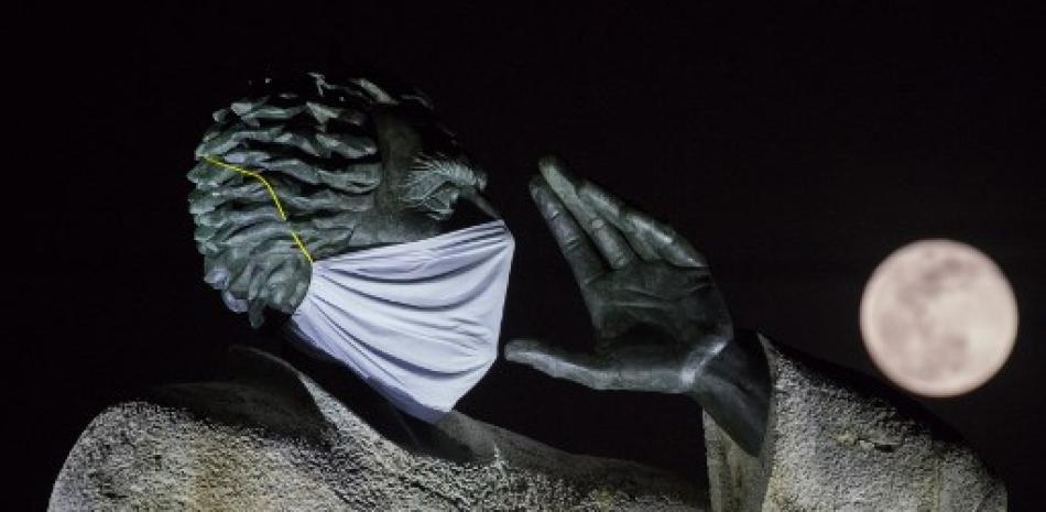 La estatua de Montesinos con una máscara facial en Santo Domingo el 07 de mayo de 2020. Erika Santelices / AFP