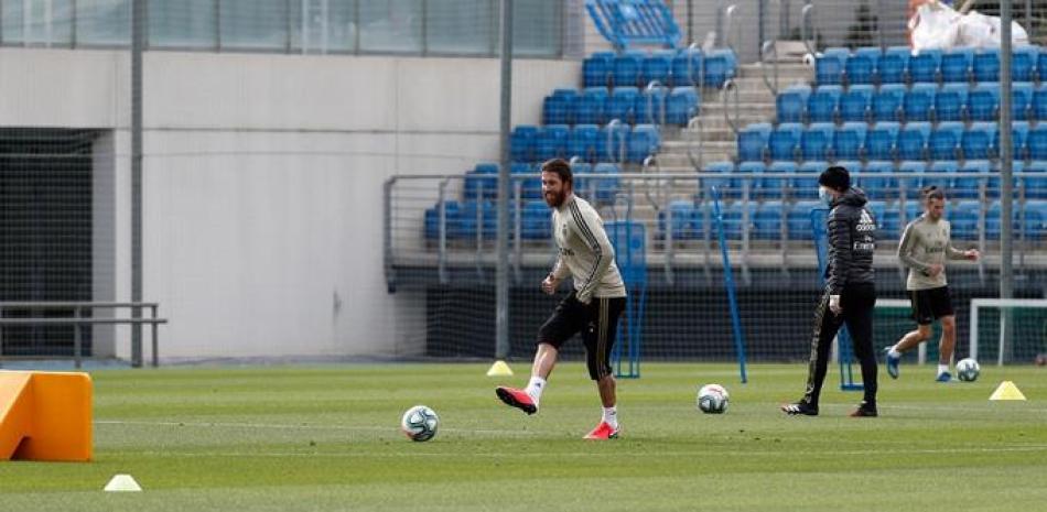 El capitán del equipo, Sergio Ramos, durante la sesión de entrenamiento de este lunes. Fuente: cuenta de Twitter de la escuadra madrileña (@realmadrid).