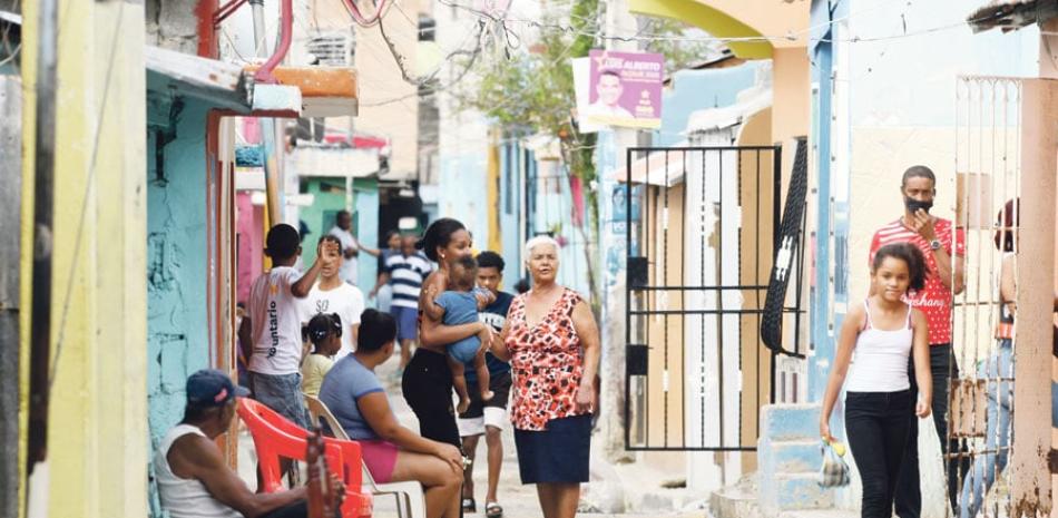 Residentes del barrio El Dique, ubicado en el Ensanche Ozama, aseguraron que no existen casos de Covid-19 en ese lugar, pese a que el Ministerio de Salud Pública informó hace varios días que esta es una de las áreas con mayor contagio en la capital. /P. 6 /JA MALDONADO