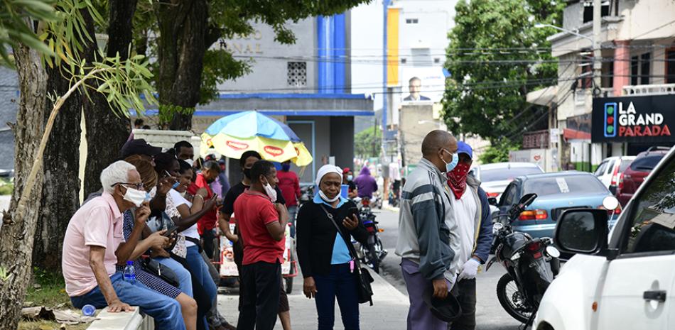 La gente en San Cristóbalse aglomera sin el cuidado de mantener el distanciamiento.
