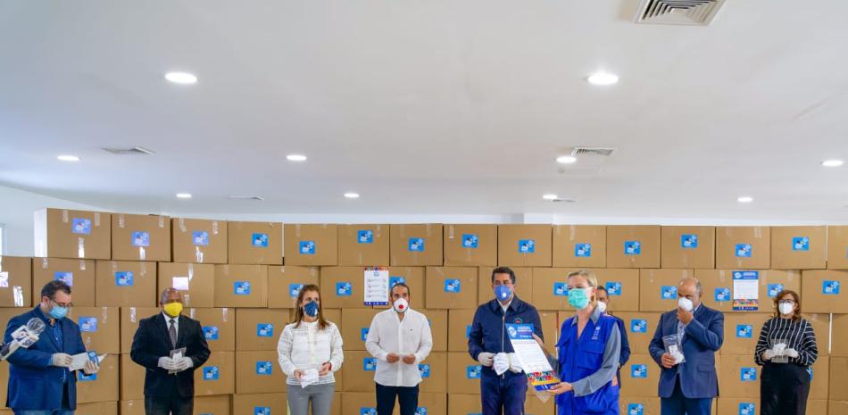 Representantes del empresariado, del PNUD y el exalcalde David Collado en la entrega de cajas con mascarillas y guantes para sectores sociales.