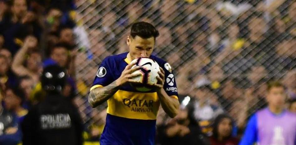 El delantero del equipo argentino Boca Juniors, Mauro Zárate, besa el balón durante un partido de la Copa Libertadores. Foto: Clarín.