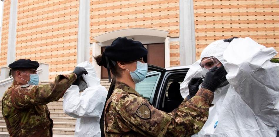Militares y personal médico se colocan las medidas sanitarias necesarias para evitar el COVID-19 en Italia. / EFE