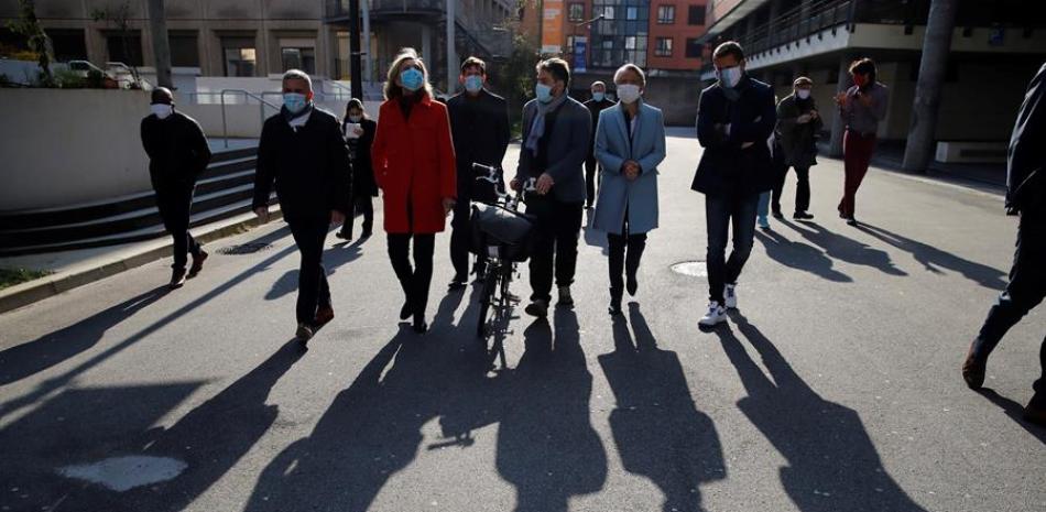 Personas caminan usando mascarillas en Francia. / EFE