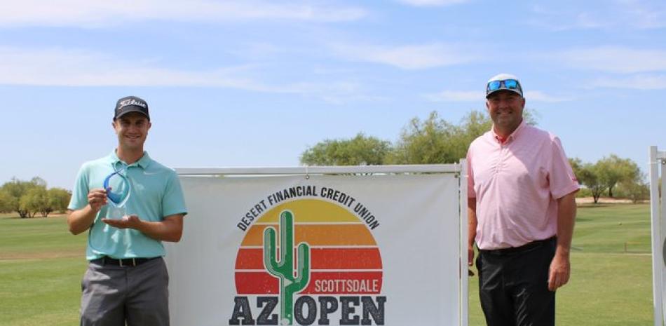 Zach Smith posando con la estatuilla y ganancias otorgadas al ganador del Abierto de Scottsdale. El torneo marcó el regreso de  la actividad en la Gira de la PGA, interrumpida por el coronavirus. Fuente: GolfViet.