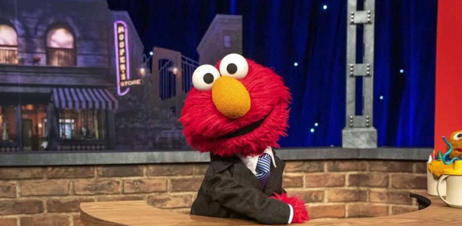 Elmo, anfitrión del nuevo talk show para toda la familia "The Not Too Late Show with Elmo", que se estrenará el 27 de mayo en HBO Max. Foto: Richard Termine/AP.