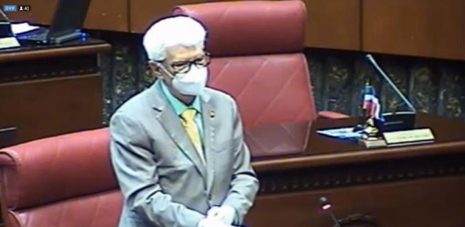 El senador de Peravia, Wilton Guerrero, mientras agota su turno en el Senado.