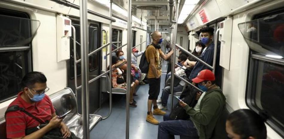 La foto muestra viajeros con mascarillas en el metro de Ciudad de México. (AP Foto/Eduardo Verdugo)