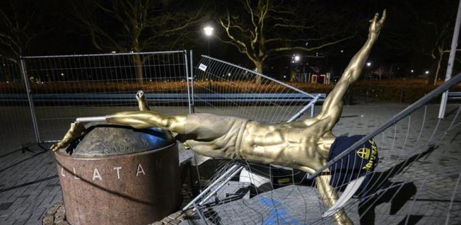 En esta foto de archivo se puede observar la estatua derribada del futbolista sueco Zlatan Ibrahimovic, frente al Stadion de Malmo. Fuente: Johan Nilsson/AP.