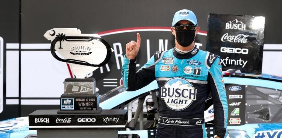 Kevin Harvick fue el piloto ganador en la carrera de NASCAR celebrada el domingo.