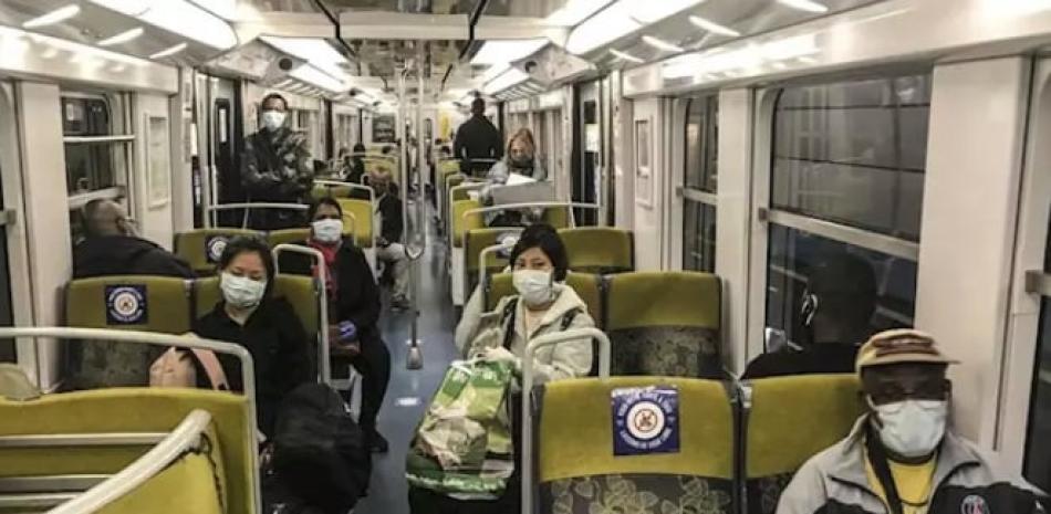 Gente con mascarilla en el metro de París - Henri Szwarc
