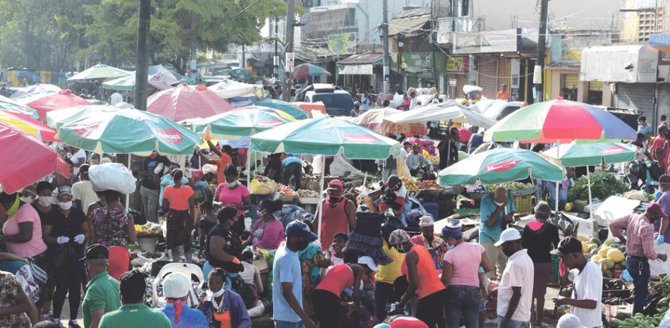 Cientos de personas coparon ayer el mercado Nuevo de la avenida Duarte para adquirir artículos agropecuarios.