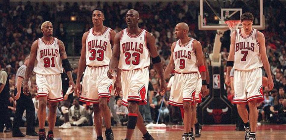 Michael Jordan abandona la cancha junto con Dennis Rodman, Scottie Pippen, Ron Harper y Tony Kukoc.