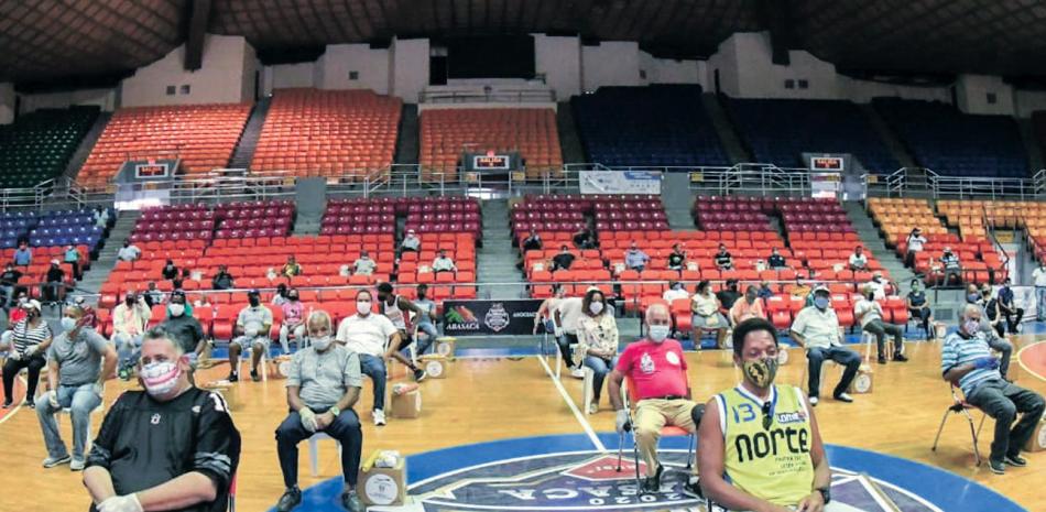Deportistas de la provincia de Santiago ejemplifican el distanciamiento físico luego de recibir un aporte de parte del
Ministerio de Deportes en la Gran Arena Oscar Gobaira.