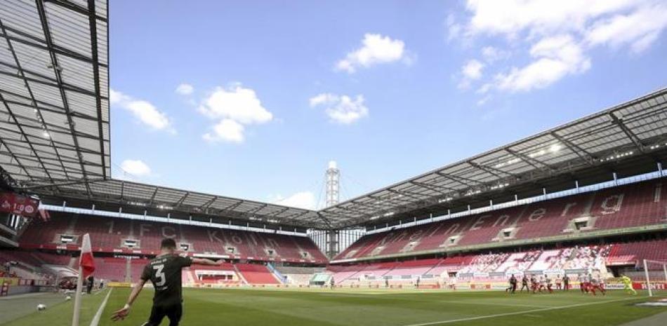 Aaron del Mainz ejecuta un tiro de esquina durante el partido contra Colonia por la Bundesliga, el domngo 17 de mayo de 2020. (AP Foto/Lars Baron, Pool)