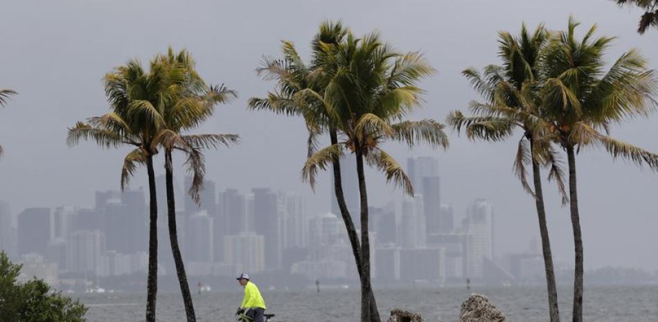Miami está envuelto en niebla mientras un ciclista recorre la costa de la bahía de Vizcaya, 15 de mayo de 2020. (AP Foto/Lynne Sladky)