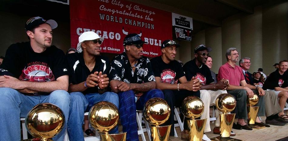 De izquierda derecha Toni Kukoc, Ron Harper, Dennis Rodman, Scottie Pippen, Michael Jordan y Phil Jackson posando con los seis campeonatos de los Bulls. Foto: Bleacher Report.