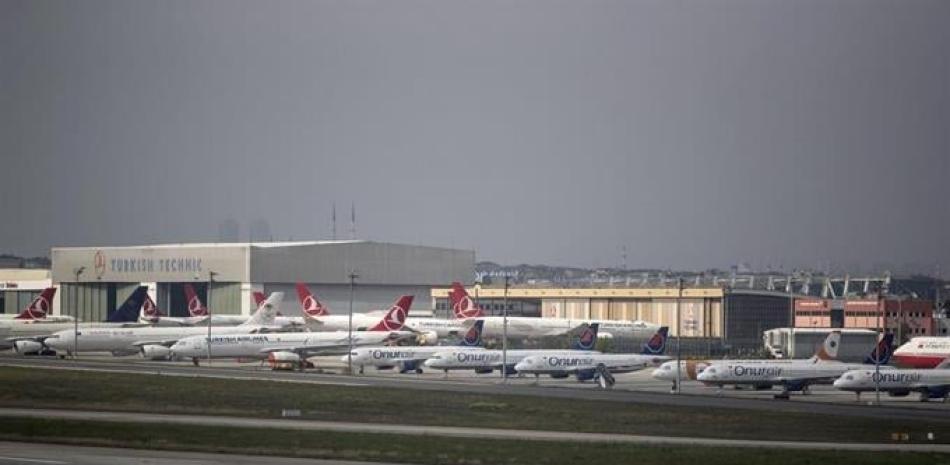 Aviones parqueando en un aeropuerto. / EFE