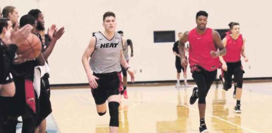 Varios jugadores del Heat de Miami en plena faena.